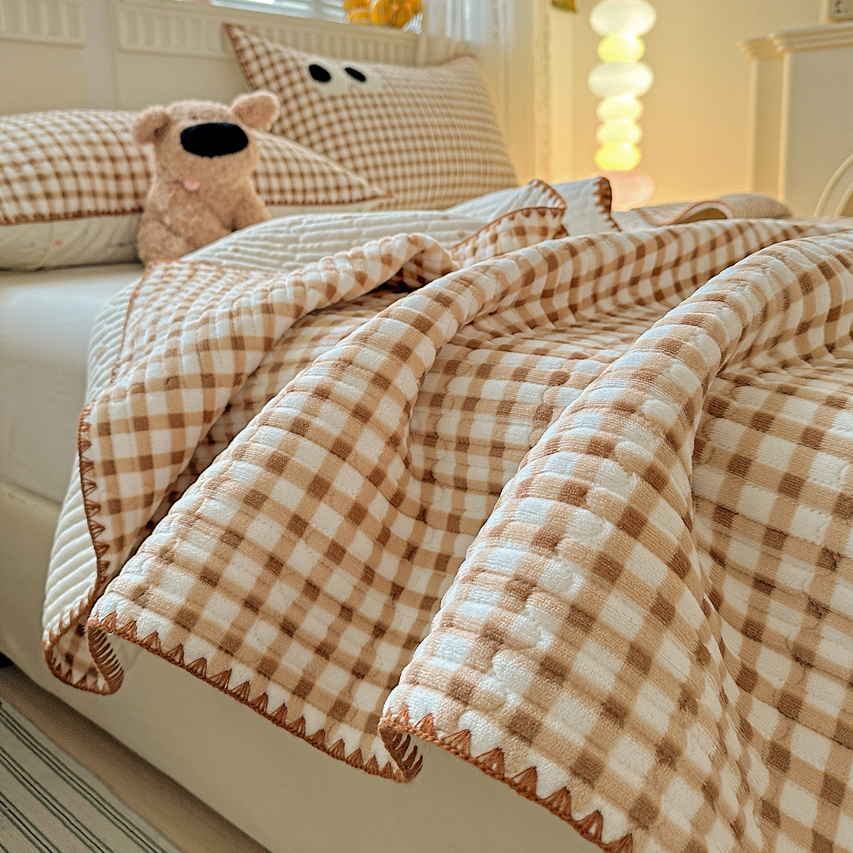 91家纺网 家纺一手货源 找家纺 格真 2025新款无印风贝壳绣三角针牛奶绒床盖三件套大眼萌枕套双面可用 维系驼格