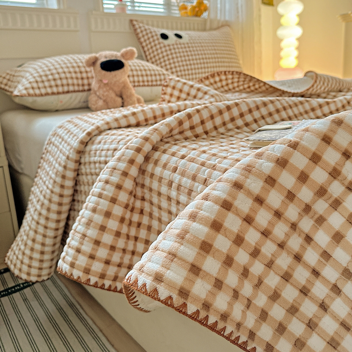 91家纺网 家纺一手货源 找家纺 格真 2025新款无印风贝壳绣三角针牛奶绒床盖三件套大眼萌枕套双面可用 维系驼格