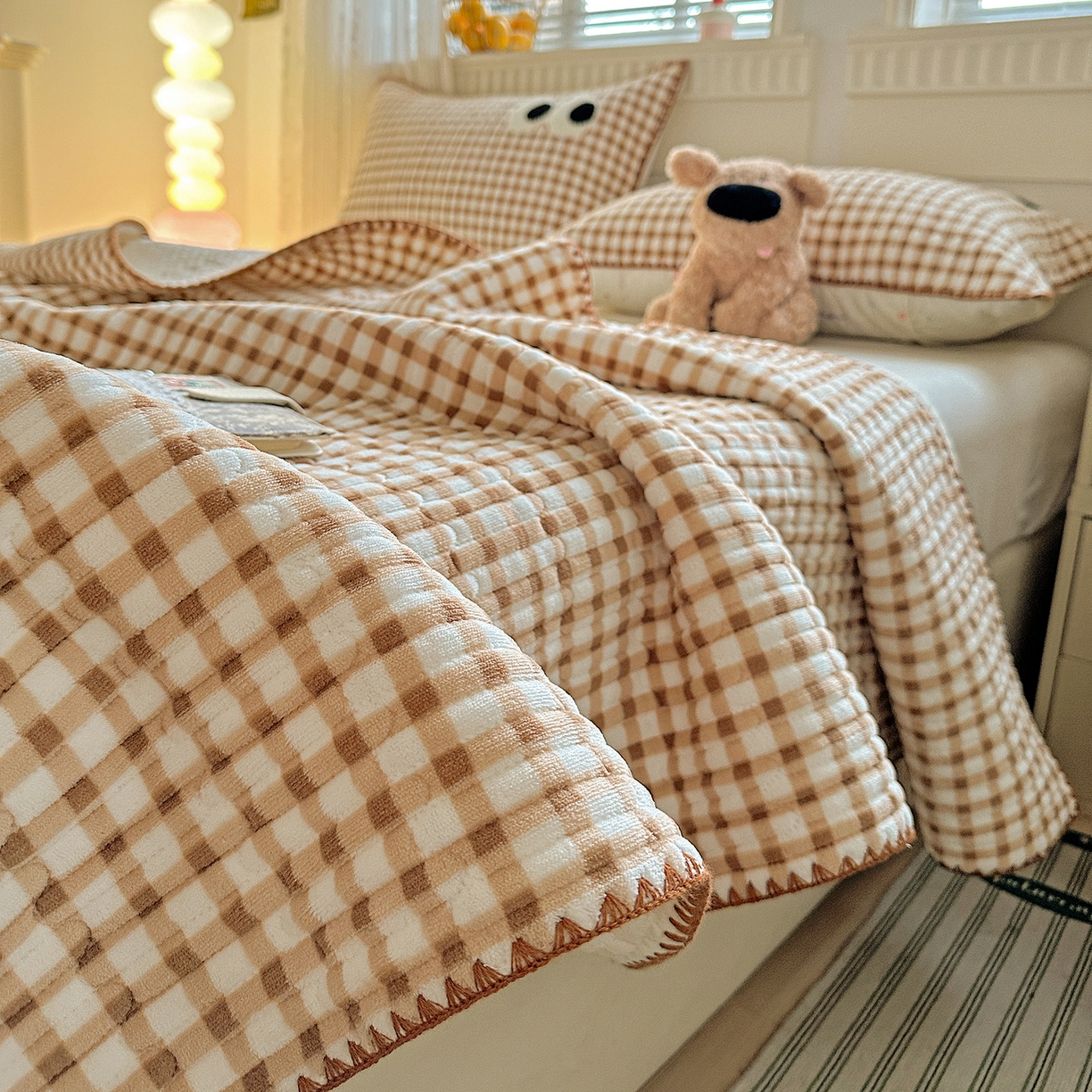 91家纺网 家纺一手货源 找家纺 格真 2025新款无印风贝壳绣三角针牛奶绒床盖三件套大眼萌枕套双面可用 维系驼格