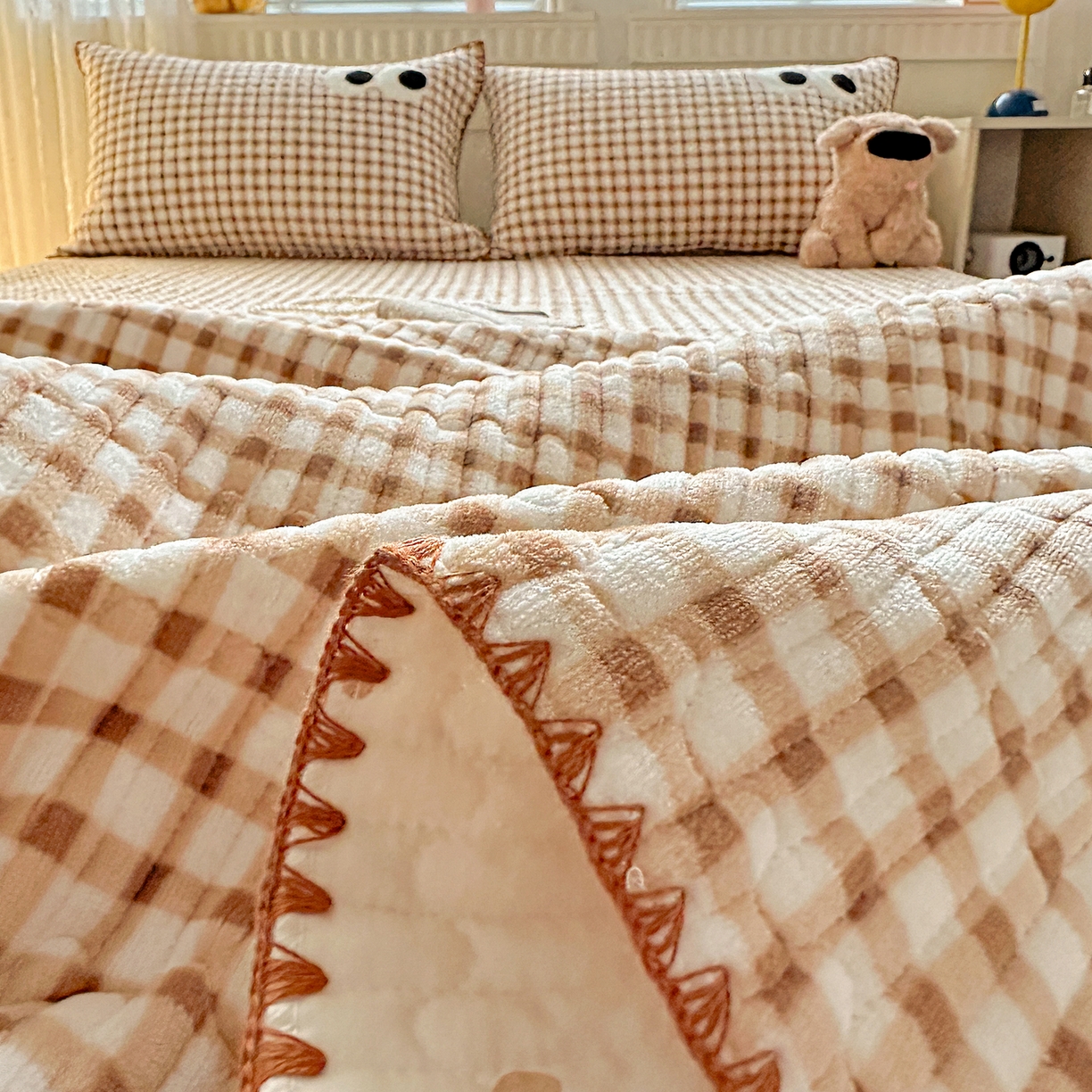 91家纺网 家纺一手货源 找家纺 格真 2025新款无印风贝壳绣三角针牛奶绒床盖三件套大眼萌枕套双面可用 维系驼格