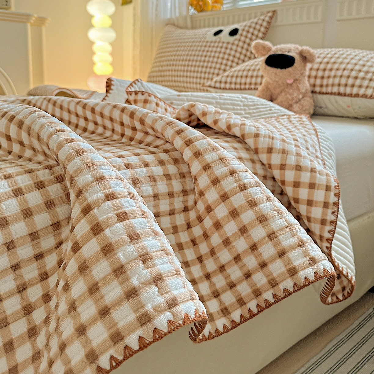 91家纺网 家纺一手货源 找家纺 格真 2025新款无印风贝壳绣三角针牛奶绒床盖三件套大眼萌枕套双面可用 维系驼格