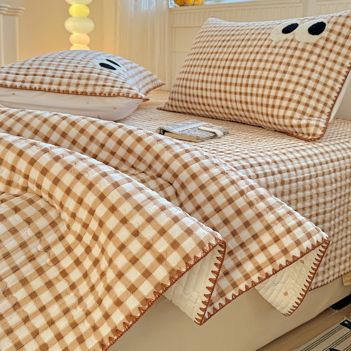 91家纺网 家纺一手货源 找家纺 格真 2025新款无印风贝壳绣三角针牛奶绒床盖三件套大眼萌枕套双面可用 维系驼格