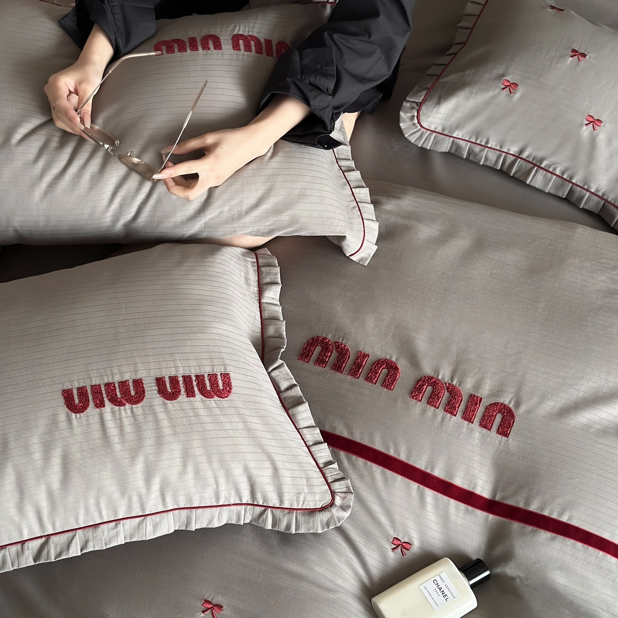 91家纺网 家纺一手货源 找家纺 （总）优然居家纺 2025新款40支全棉纯棉提花磨毛格雷系四件套-缪缪灰