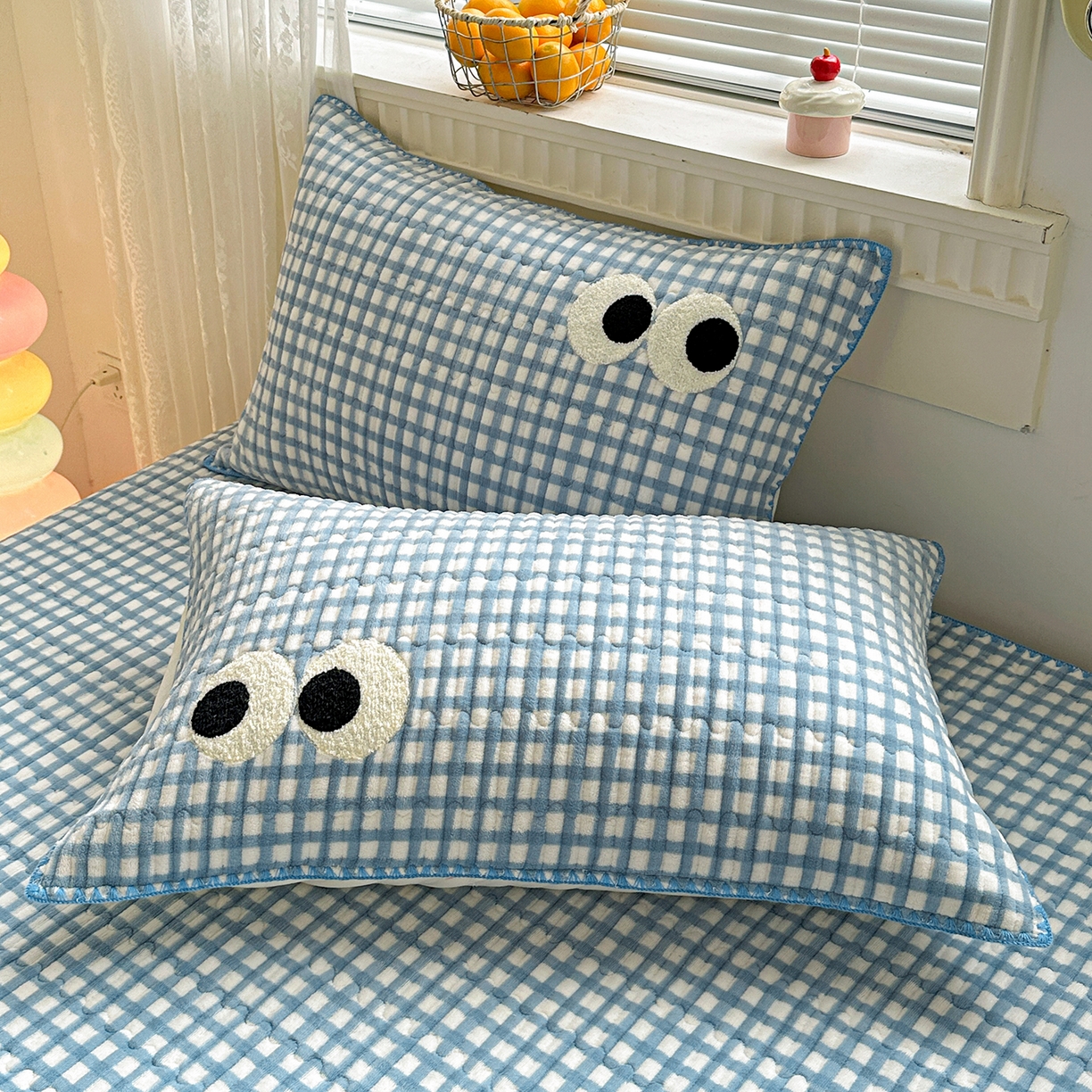 91家纺网 家纺一手货源 找家纺 （总）格真 2025新款无印风贝壳绣三角针牛奶绒床盖三件套大眼萌枕套