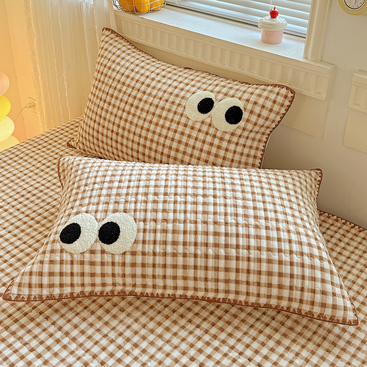 91家纺网 家纺一手货源 找家纺 （总）格真 2025新款无印风贝壳绣三角针牛奶绒床盖三件套大眼萌枕套