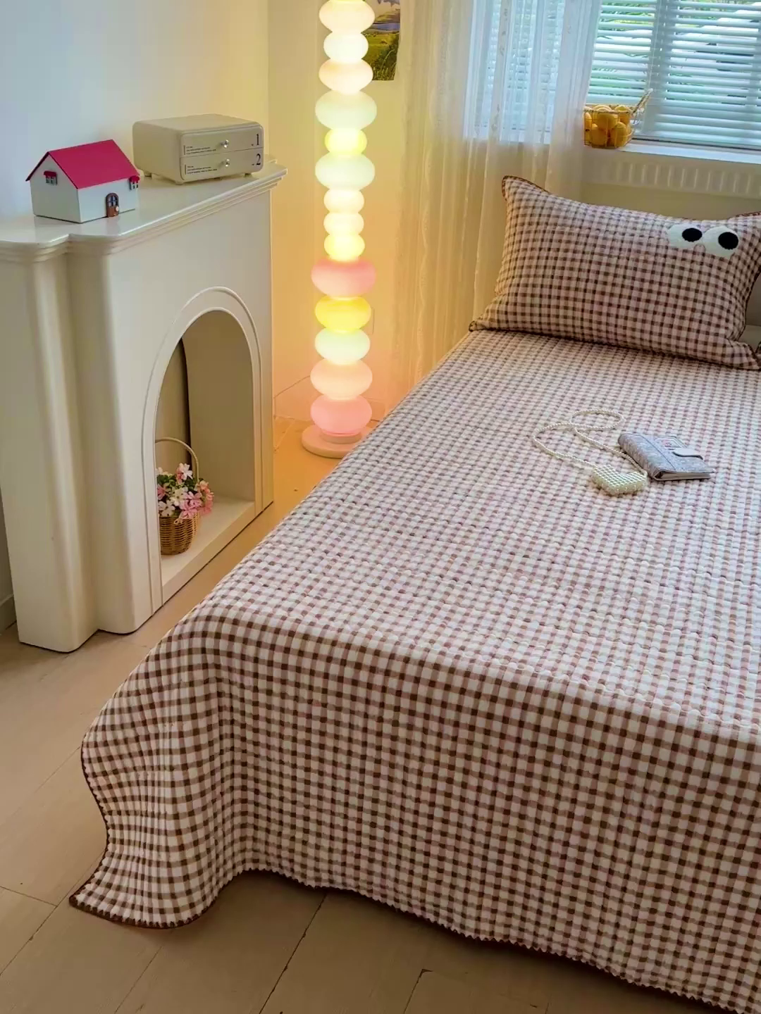 91家纺网 家纺一手货源 找家纺 格真 2025新款无印风贝壳绣三角针牛奶绒床盖三件套大眼萌枕套双面可用 维系驼格