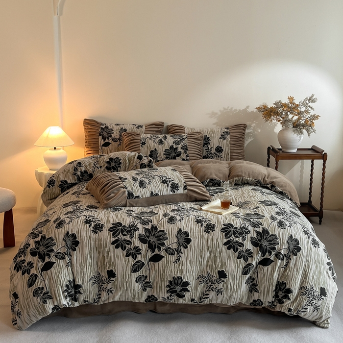 91家纺网 家纺一手货源 找家纺 （总）子曰 2025新款浮雕轻法式复古ins小清新风雕花牛奶绒四件套