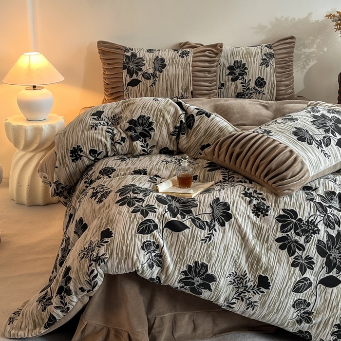 91家纺网 家纺一手货源 找家纺 （总）子曰 2025新款浮雕轻法式复古ins小清新风雕花牛奶绒四件套