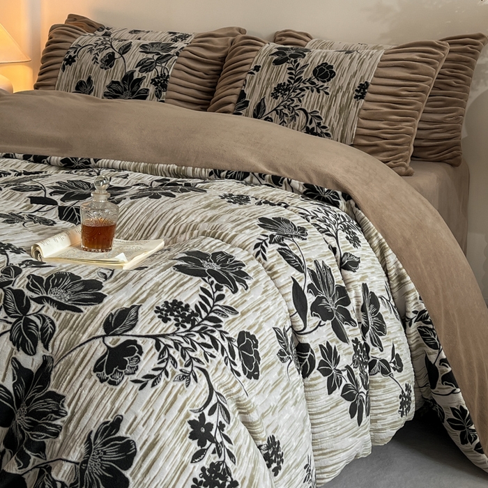 91家纺网 家纺一手货源 找家纺 （总）子曰 2025新款浮雕轻法式复古ins小清新风雕花牛奶绒四件套