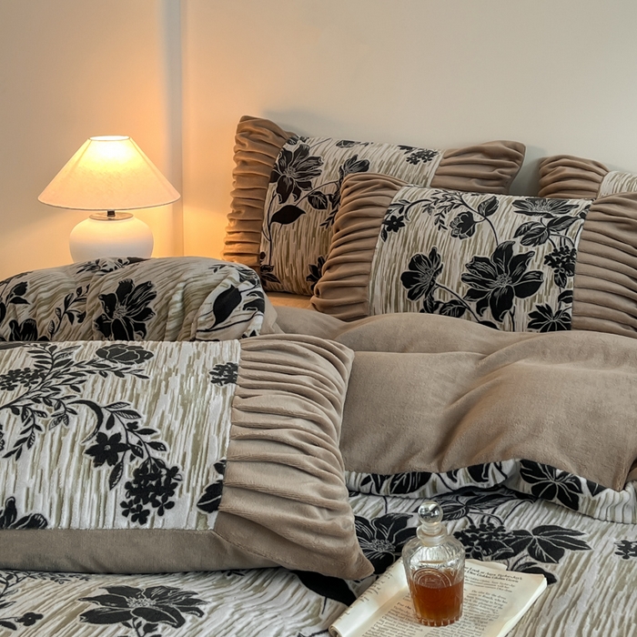 91家纺网 家纺一手货源 找家纺 （总）子曰 2025新款浮雕轻法式复古ins小清新风雕花牛奶绒四件套