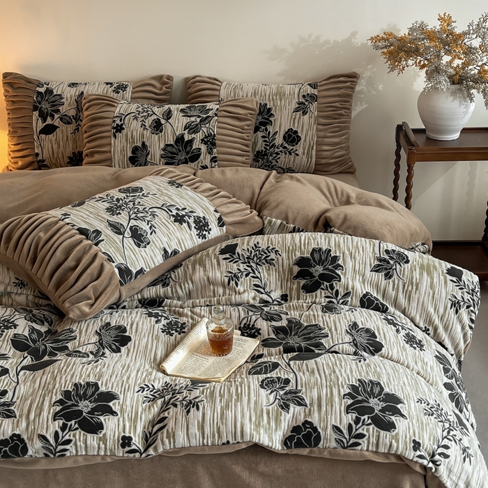 91家纺网 家纺一手货源 找家纺 （总）子曰 2025新款浮雕轻法式复古ins小清新风雕花牛奶绒四件套