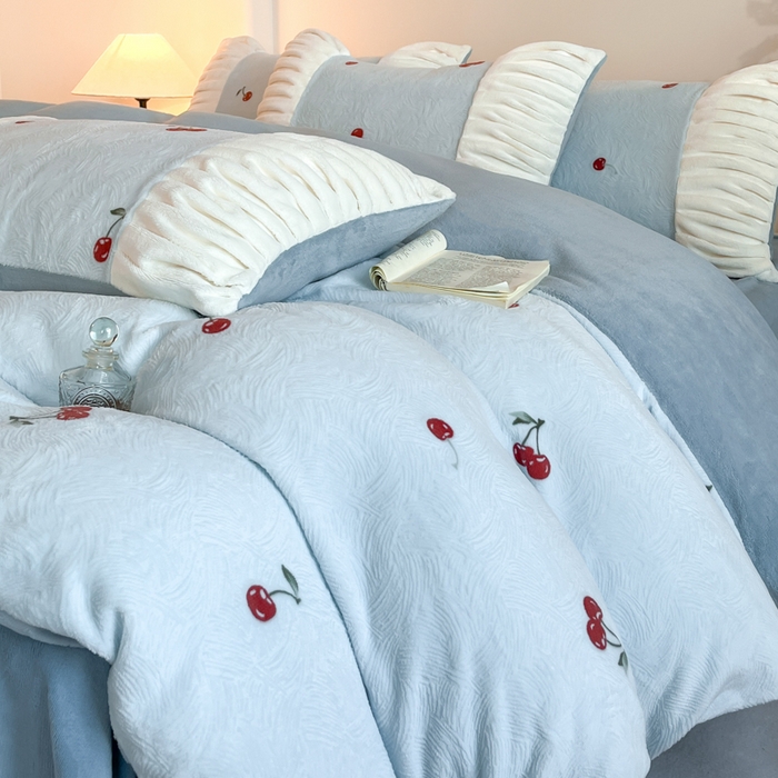 子曰 2025新款浮雕轻法式复古ins小清新风雕花牛奶绒四件套 樱桃之恋-兰