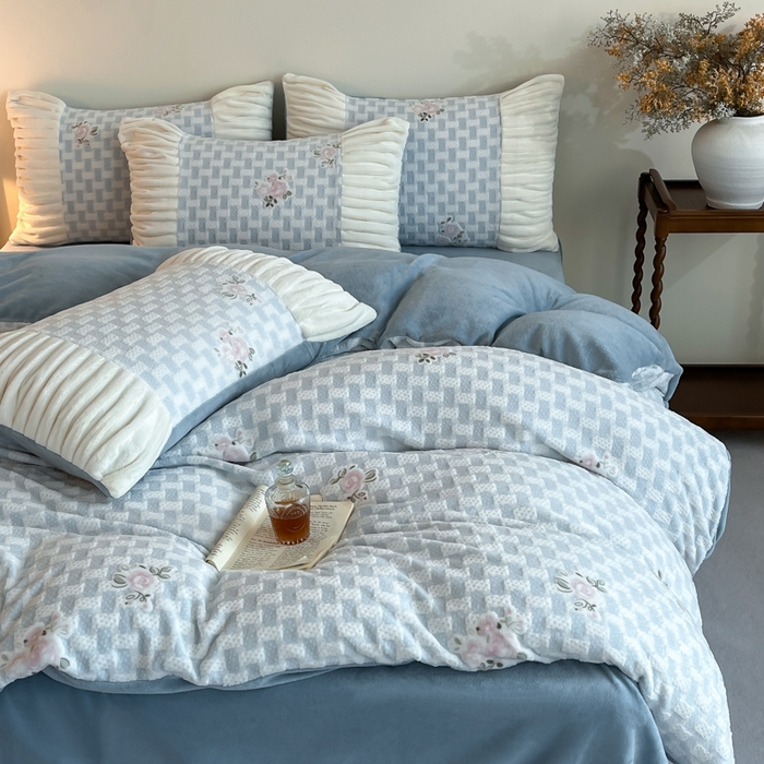 91家纺网 家纺一手货源 找家纺 子曰 2025新款浮雕轻法式复古ins小清新风雕花牛奶绒四件套 花韵-兰