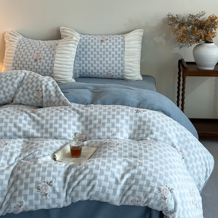 91家纺网 家纺一手货源 找家纺 子曰 2025新款浮雕轻法式复古ins小清新风雕花牛奶绒四件套 花韵-兰