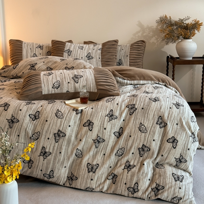 91家纺网 家纺一手货源 找家纺 子曰 2025新款浮雕轻法式复古ins小清新风雕花牛奶绒四件套 梦里蝴蝶-卡其