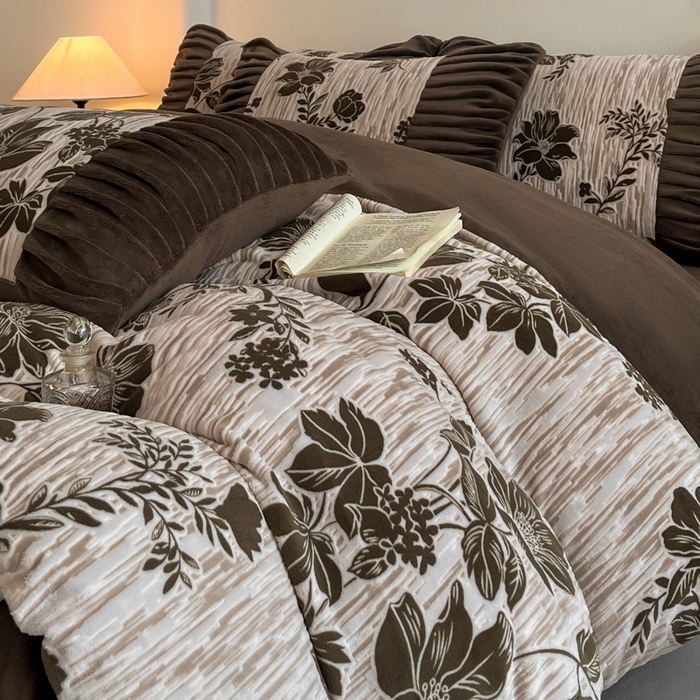 子曰 2025新款浮雕轻法式复古ins小清新风雕花牛奶绒四件套 花颜-棕