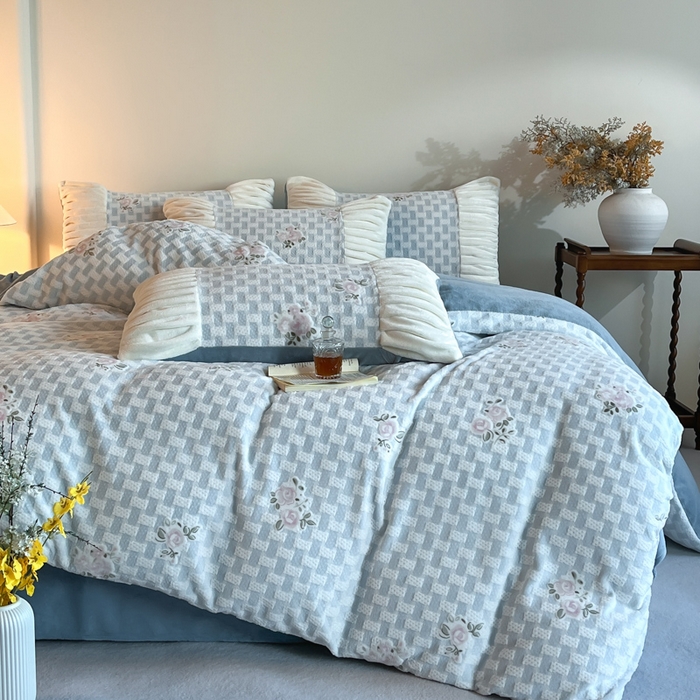 91家纺网 家纺一手货源 找家纺 子曰 2025新款浮雕轻法式复古ins小清新风雕花牛奶绒四件套 花韵-兰