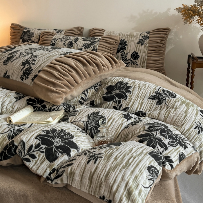 91家纺网 家纺一手货源 找家纺 子曰 2025新款浮雕轻法式复古ins小清新风雕花牛奶绒四件套 花颜-卡其