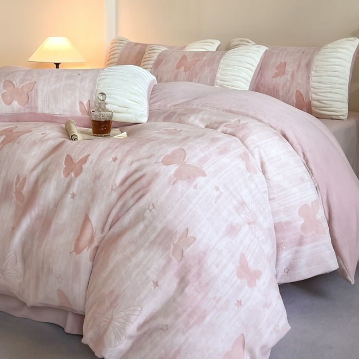 91家纺网 家纺一手货源 找家纺 子曰 2025新款浮雕轻法式复古ins小清新风雕花牛奶绒四件套 醉蝴蝶-粉