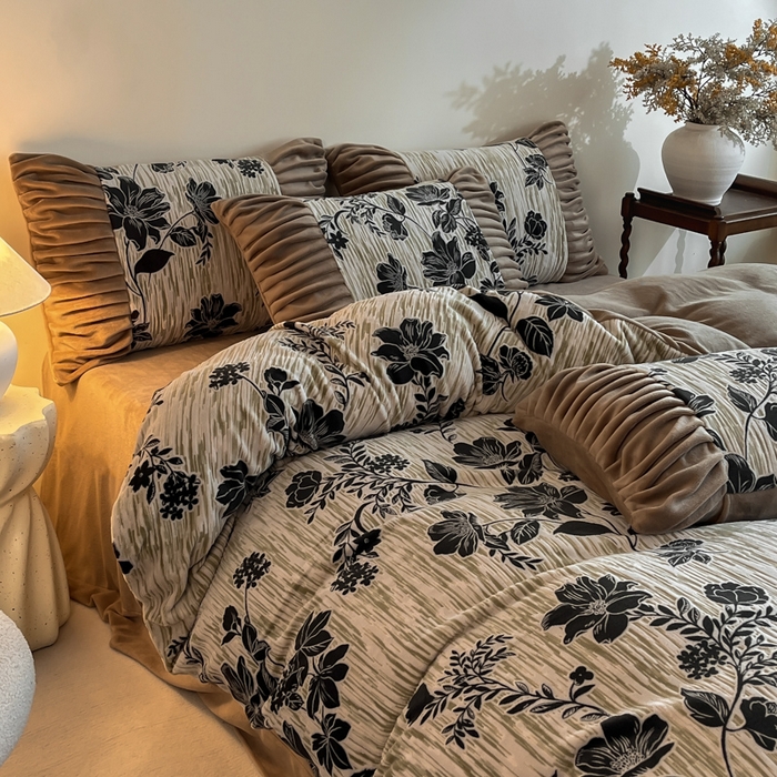 91家纺网 家纺一手货源 找家纺 子曰 2025新款浮雕轻法式复古ins小清新风雕花牛奶绒四件套 花颜-卡其