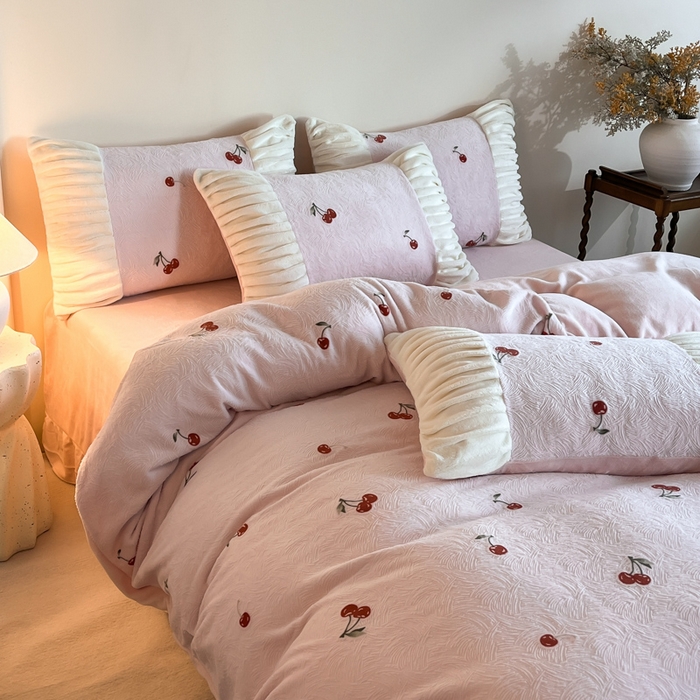 91家纺网 家纺一手货源 找家纺 子曰 2025新款浮雕轻法式复古ins小清新风雕花牛奶绒四件套 樱桃之恋-粉