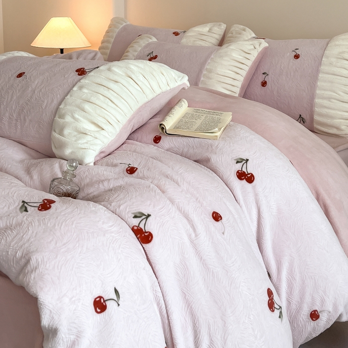 子曰 2025新款浮雕轻法式复古ins小清新风雕花牛奶绒四件套 樱桃之恋-粉