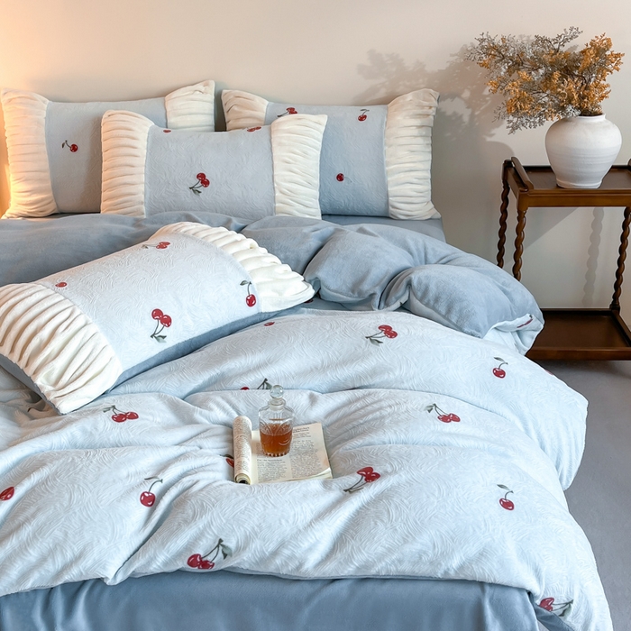 91家纺网 家纺一手货源 找家纺 子曰 2025新款浮雕轻法式复古ins小清新风雕花牛奶绒四件套 樱桃之恋-兰