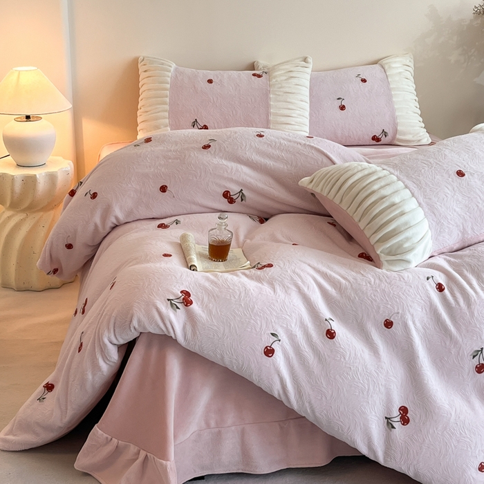 91家纺网 家纺一手货源 找家纺 子曰 2025新款浮雕轻法式复古ins小清新风雕花牛奶绒四件套 樱桃之恋-粉