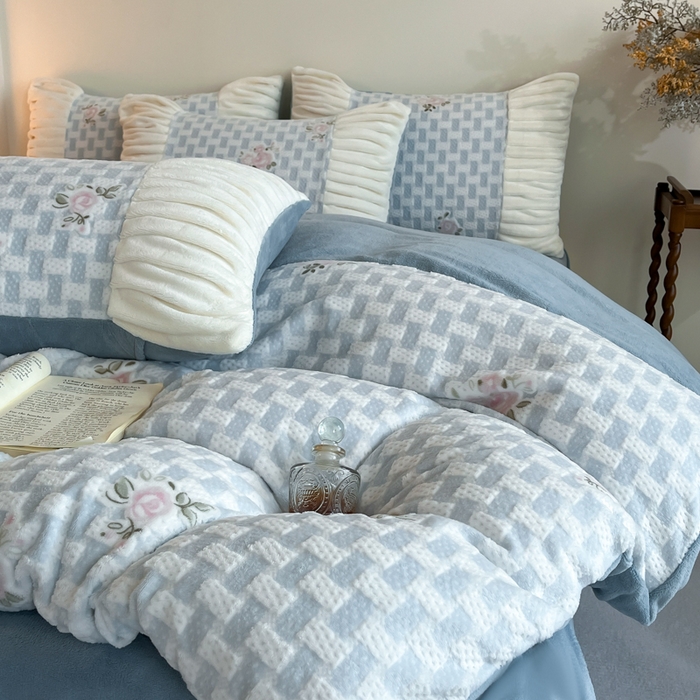 91家纺网 家纺一手货源 找家纺 子曰 2025新款浮雕轻法式复古ins小清新风雕花牛奶绒四件套 花韵-兰