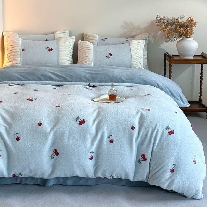 91家纺网 家纺一手货源 找家纺 子曰 2025新款浮雕轻法式复古ins小清新风雕花牛奶绒四件套 樱桃之恋-兰