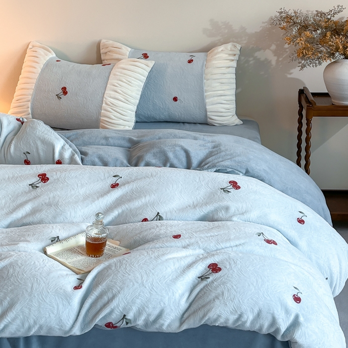 91家纺网 家纺一手货源 找家纺 子曰 2025新款浮雕轻法式复古ins小清新风雕花牛奶绒四件套 樱桃之恋-兰