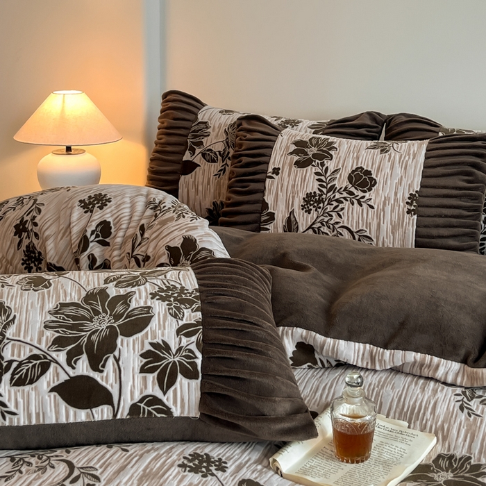 91家纺网 家纺一手货源 找家纺 子曰 2025新款浮雕轻法式复古ins小清新风雕花牛奶绒四件套 花颜-棕