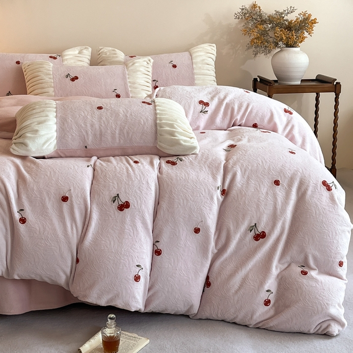 91家纺网 家纺一手货源 找家纺 子曰 2025新款浮雕轻法式复古ins小清新风雕花牛奶绒四件套 樱桃之恋-粉