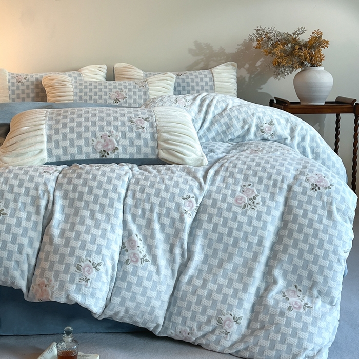 91家纺网 家纺一手货源 找家纺 子曰 2025新款浮雕轻法式复古ins小清新风雕花牛奶绒四件套 花韵-兰