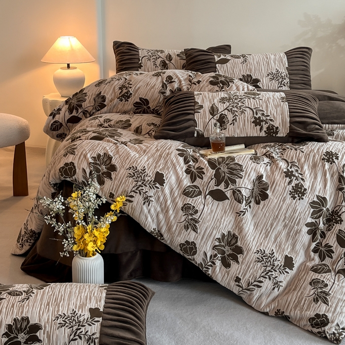 91家纺网 家纺一手货源 找家纺 子曰 2025新款浮雕轻法式复古ins小清新风雕花牛奶绒四件套 花颜-棕