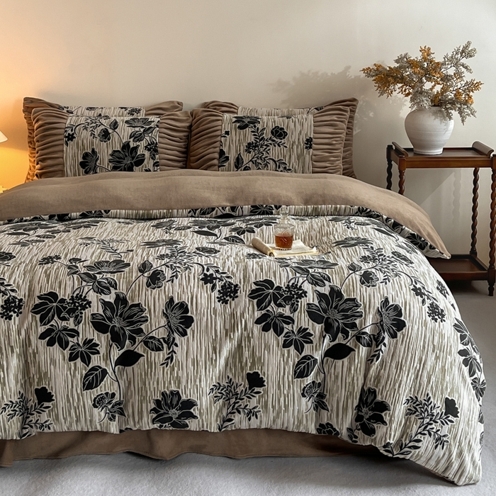 91家纺网 家纺一手货源 找家纺 子曰 2025新款浮雕轻法式复古ins小清新风雕花牛奶绒四件套 花颜-卡其