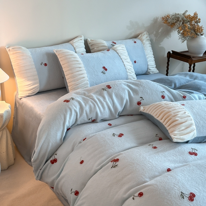 91家纺网 家纺一手货源 找家纺 子曰 2025新款浮雕轻法式复古ins小清新风雕花牛奶绒四件套 樱桃之恋-兰