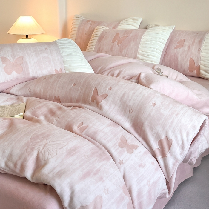 91家纺网 家纺一手货源 找家纺 子曰 2025新款浮雕轻法式复古ins小清新风雕花牛奶绒四件套 醉蝴蝶-粉