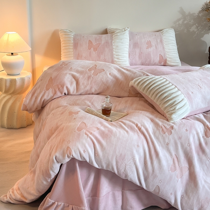 91家纺网 家纺一手货源 找家纺 子曰 2025新款浮雕轻法式复古ins小清新风雕花牛奶绒四件套 醉蝴蝶-粉