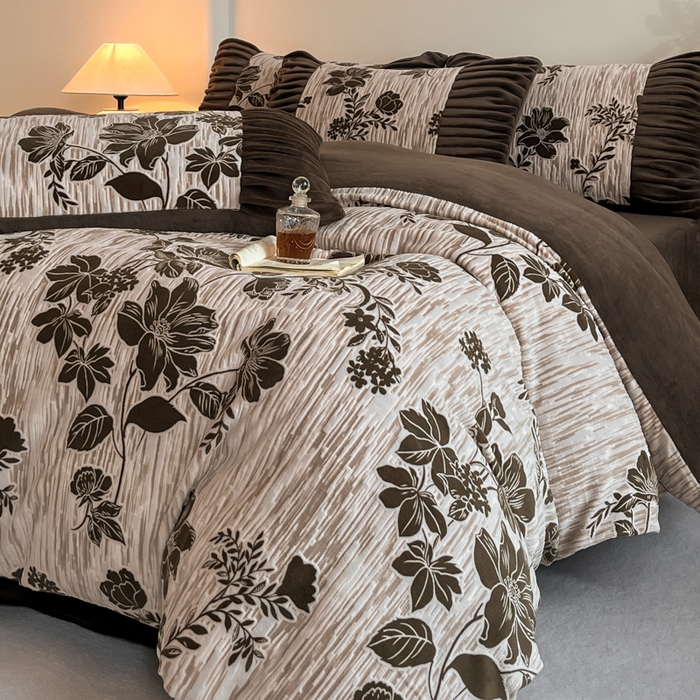 91家纺网 家纺一手货源 找家纺 子曰 2025新款浮雕轻法式复古ins小清新风雕花牛奶绒四件套 花颜-棕