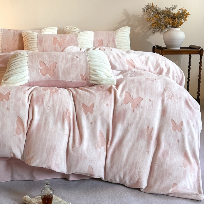 91家纺网 家纺一手货源 找家纺 子曰 2025新款浮雕轻法式复古ins小清新风雕花牛奶绒四件套 醉蝴蝶-粉