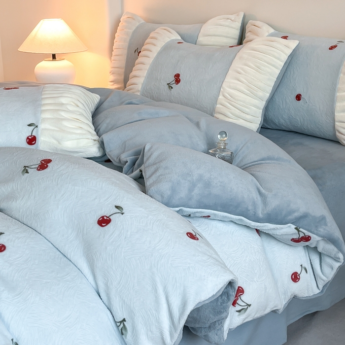 91家纺网 家纺一手货源 找家纺 子曰 2025新款浮雕轻法式复古ins小清新风雕花牛奶绒四件套 樱桃之恋-兰