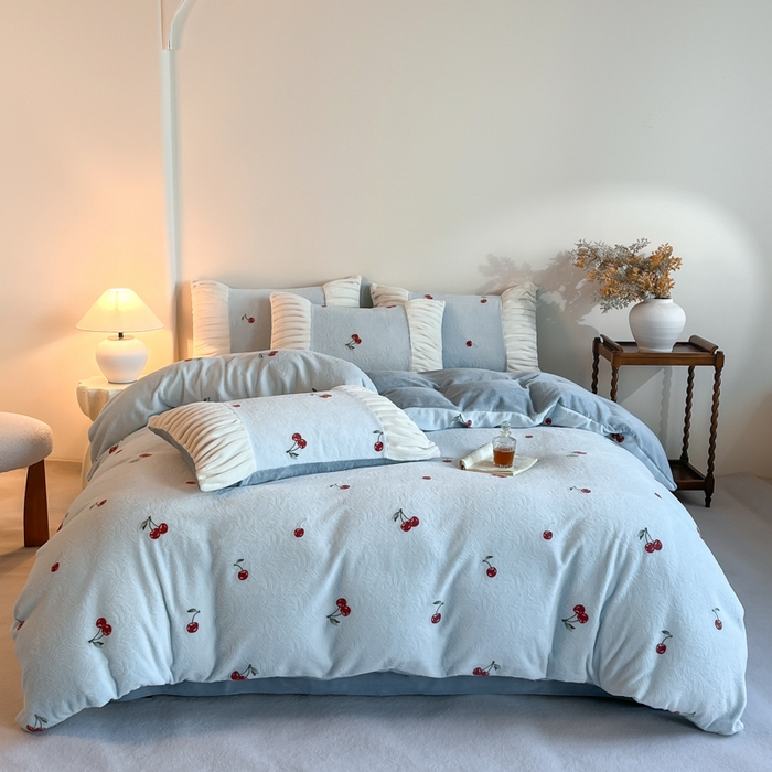 91家纺网 家纺一手货源 找家纺 子曰 2025新款浮雕轻法式复古ins小清新风雕花牛奶绒四件套 樱桃之恋-兰