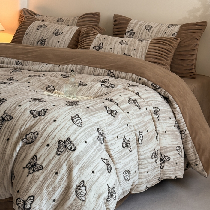 91家纺网 家纺一手货源 找家纺 子曰 2025新款浮雕轻法式复古ins小清新风雕花牛奶绒四件套 梦里蝴蝶-卡其