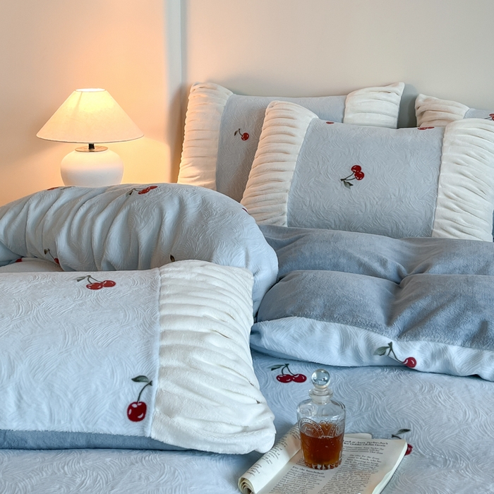 91家纺网 家纺一手货源 找家纺 子曰 2025新款浮雕轻法式复古ins小清新风雕花牛奶绒四件套 樱桃之恋-兰