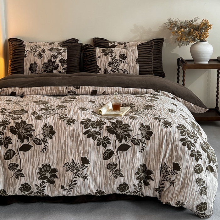 91家纺网 家纺一手货源 找家纺 子曰 2025新款浮雕轻法式复古ins小清新风雕花牛奶绒四件套 花颜-棕