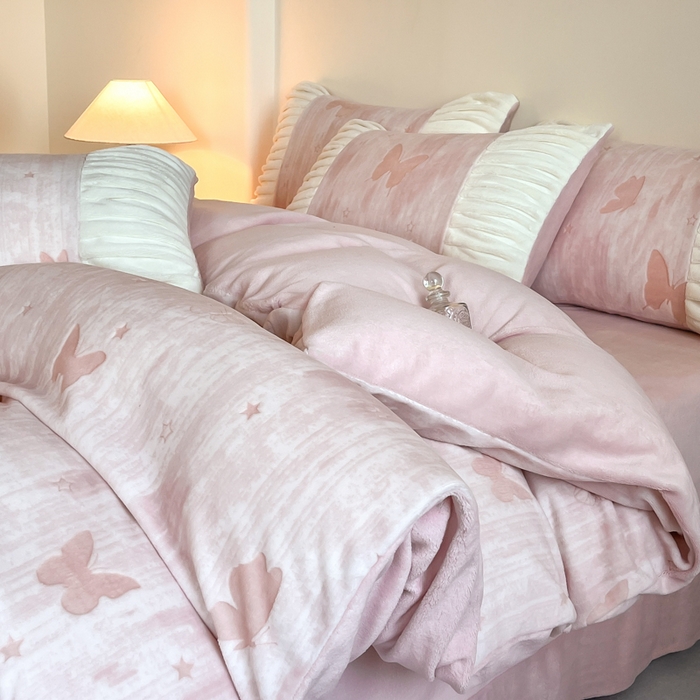 91家纺网 家纺一手货源 找家纺 子曰 2025新款浮雕轻法式复古ins小清新风雕花牛奶绒四件套 醉蝴蝶-粉