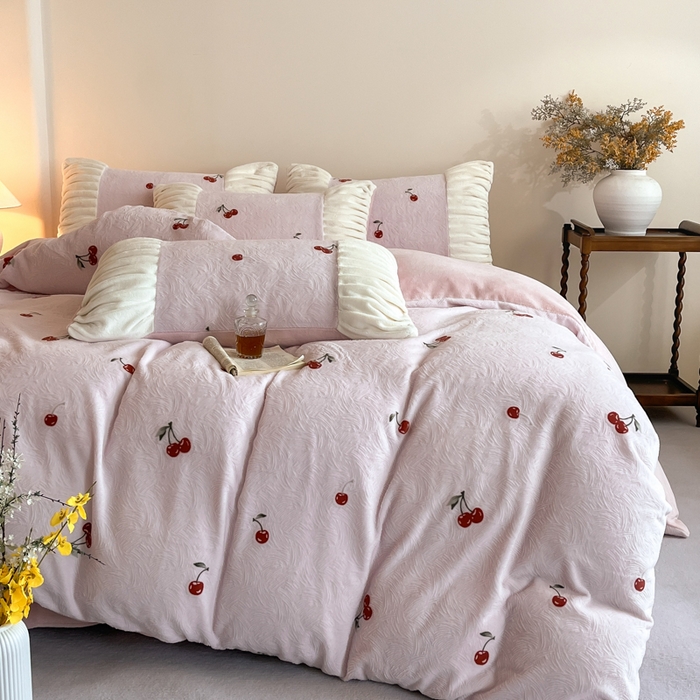 91家纺网 家纺一手货源 找家纺 子曰 2025新款浮雕轻法式复古ins小清新风雕花牛奶绒四件套 樱桃之恋-粉