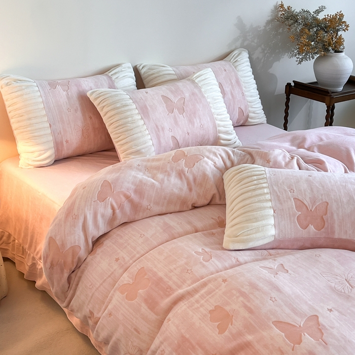 91家纺网 家纺一手货源 找家纺 子曰 2025新款浮雕轻法式复古ins小清新风雕花牛奶绒四件套 醉蝴蝶-粉