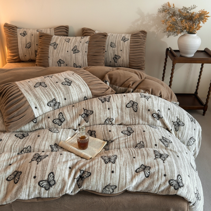 91家纺网 家纺一手货源 找家纺 子曰 2025新款浮雕轻法式复古ins小清新风雕花牛奶绒四件套 梦里蝴蝶-卡其